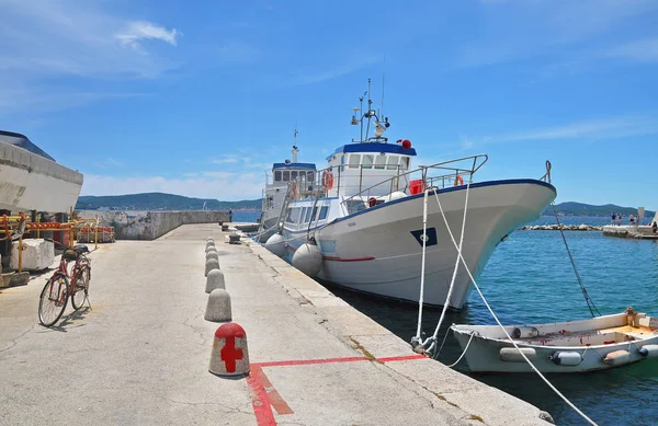 A nagy fehér hajó Horgonyzott a Marina Zadar, Horvátország — Stock Fotó