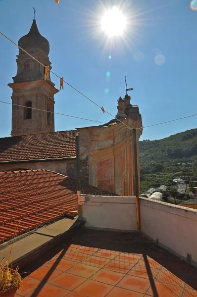 Terras in de buurt van de klokkentoren op een zonnige dag in Boscomare, — Stockfoto
