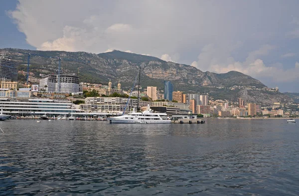 Monako limanda bulutlu hava