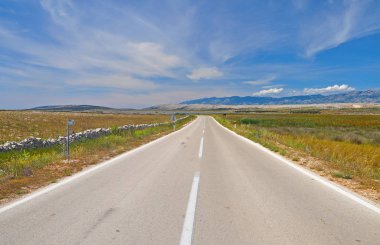 Doğal mesafe içine kaybolan sonsuz bir yol çöl