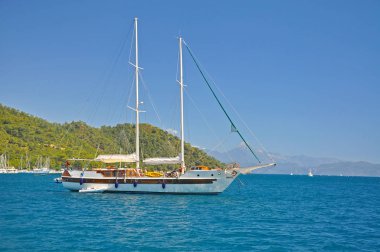 Arka plan parlak mavi Akdeniz gemide 