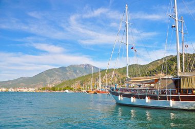 Arka plan parlak mavi Akdeniz gemide 