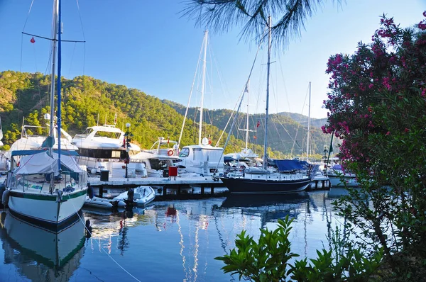 Lustjakt vilar i Marina tidigt på morgonen — Stockfoto