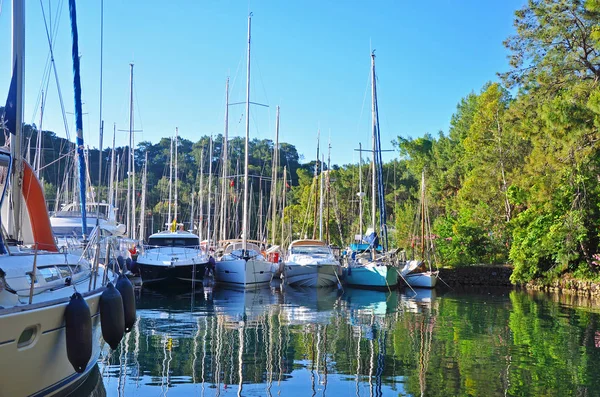 Yates en Marina al amanecer — Foto de Stock