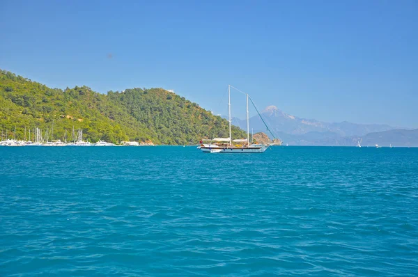 The ship on the background of the bright blue Mediterranean sea — Stock Photo, Image