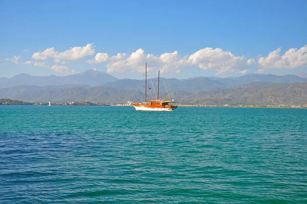 Das Schiff vor dem Hintergrund des strahlend blauen Mittelmeeres — Stockfoto