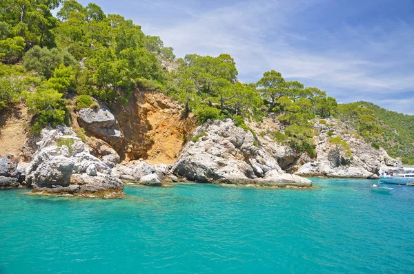 Bahía muy hermosa en el mar Mediterráneo con agua turquesa — Foto de Stock