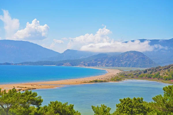 Güzel Türk manzara - deniz ve dağlar — Stok fotoğraf