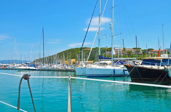 Azurblauer Yachthafen auf der Insel Elba — Stockfoto