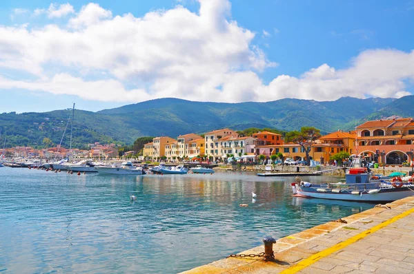 Promenade in einem der städte der insel elba — Stockfoto