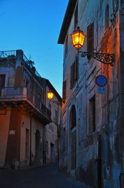 Eski şehir sokakları içinde ışıklar