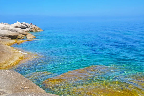 Stone shore and azure sea — Stock Photo, Image