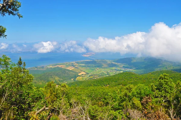 Schöne italienische Landschaft in den Wolken — Stockfoto