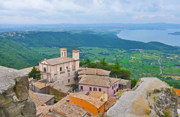 Вид на замок Montefiascone в Італії — стокове фото