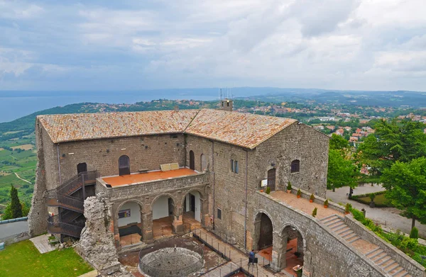 Внутрішній дворик замку Montefiascone в Італії — стокове фото