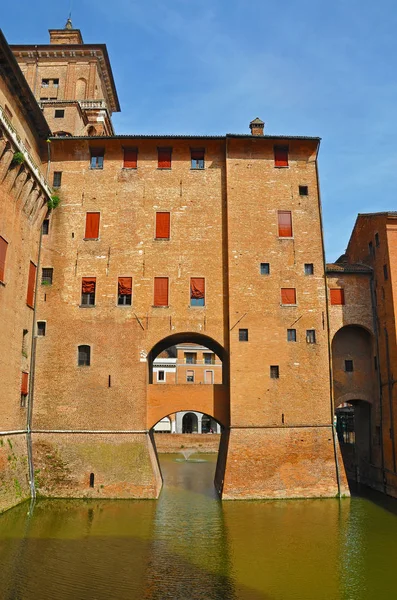 Ausdrucksstarkes schloss in ferrara, italien — Stockfoto