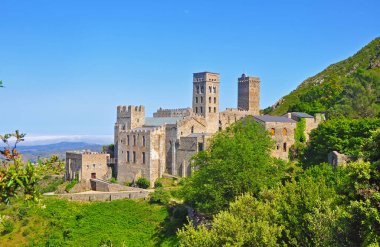Dağlarda Ortaçağ İspanyol castle