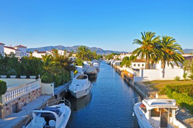Bir rahat İspanyol tatil beldesi kanal