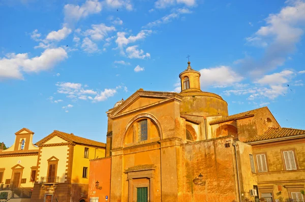 El edificio es una antigua iglesia italiana — Foto de Stock