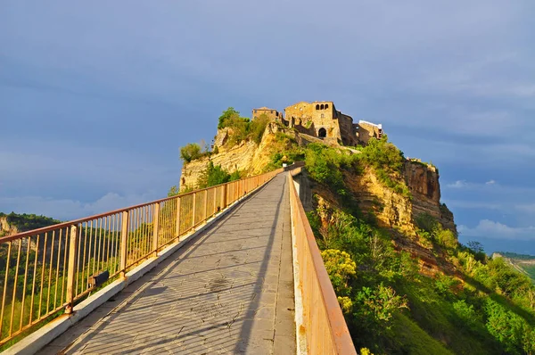 El camino que conduce a la ciudad castillo medieval Bagnoregio —  Fotos de Stock