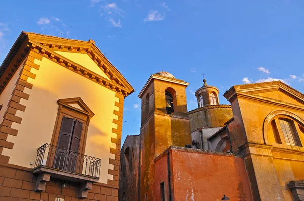 Das Gebäude ist eine alte italienische Kirche — Stockfoto