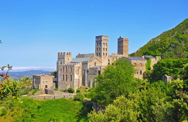 Средневековый испанский замок в горах — стоковое фото