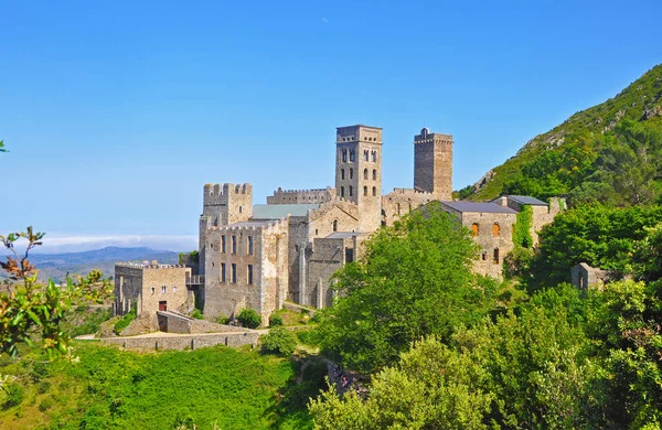 Dağlarda Ortaçağ İspanyol castle
