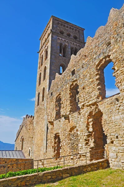 Πύργος και μέρος του τοίχου του ένα μεσαιωνικό κάστρο Ισπανικά — Φωτογραφία Αρχείου