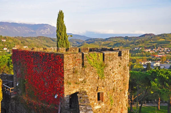 Подання у верхній частині вежі італійський замок — стокове фото