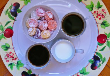 Kahve, süt, tatlılar-üstteki görünüm