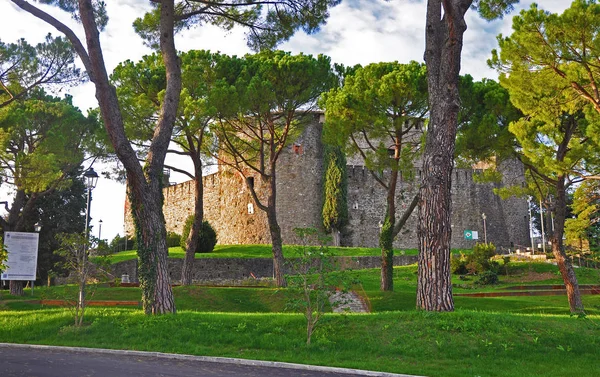 Velho castelo na cidade italiana de Gorizia — Fotografia de Stock