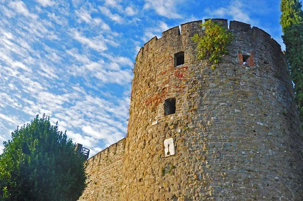 Πύργος του παλιού κάστρου στο Γκόριτσυ — Φωτογραφία Αρχείου
