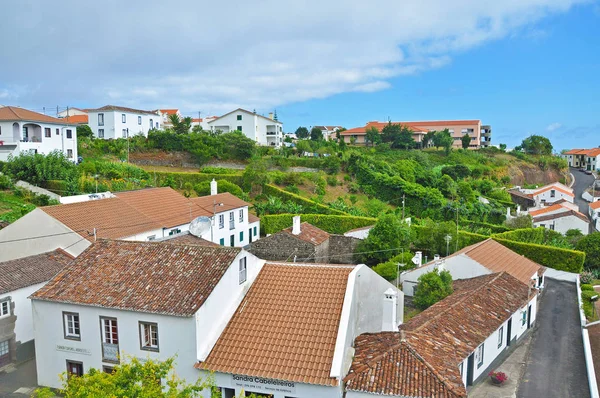 Tiled telhado casas em uma pequena cidade na ilha de San Miguel — Fotografia de Stock