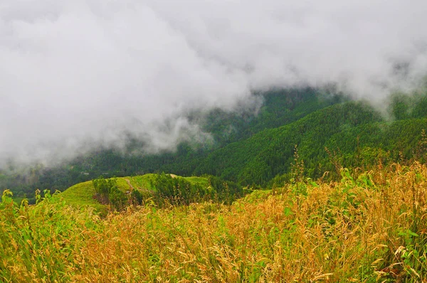 Montañas con nubes en la isla de San Miguel, Azores — Foto de Stock