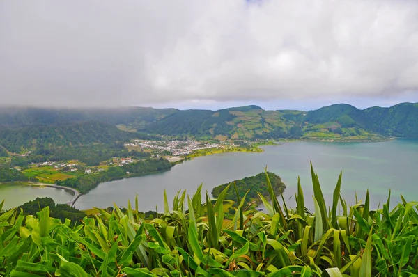 Подвійний озеро на острові Сан-Мігель — стокове фото