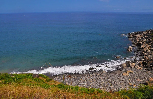 La vista desde los acantilados en las aguas del océano Atlántico —  Fotos de Stock