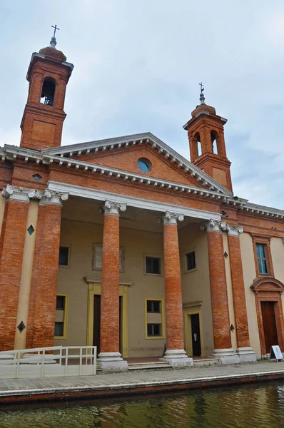 La construction de l'église dans la ville de Comacchio — Photo