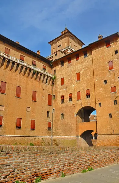 Castillo expresivo en Ferrara, Italia — Foto de Stock