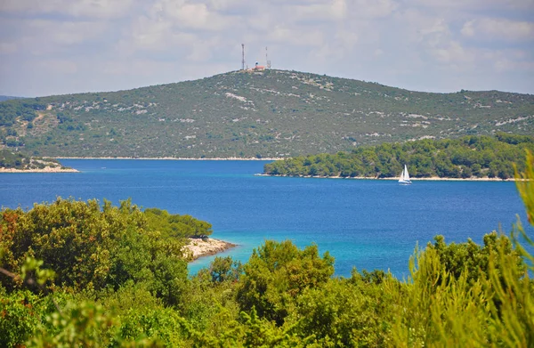 Mar Adriático brilhante com ilhas e iates na Croácia — Fotografia de Stock