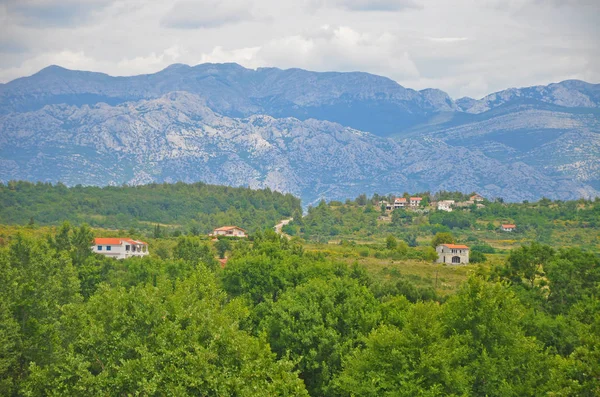 Затишний сіл Хорватії гори на задньому плані — стокове фото