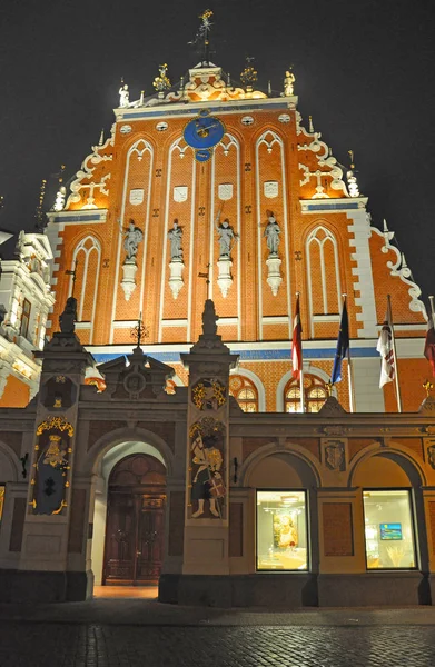 Huset av pormaskar i Riga nattbelysning — Stockfoto