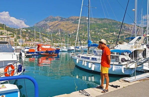 Karışık bir genç adam onun tekne Marina kaybetti
