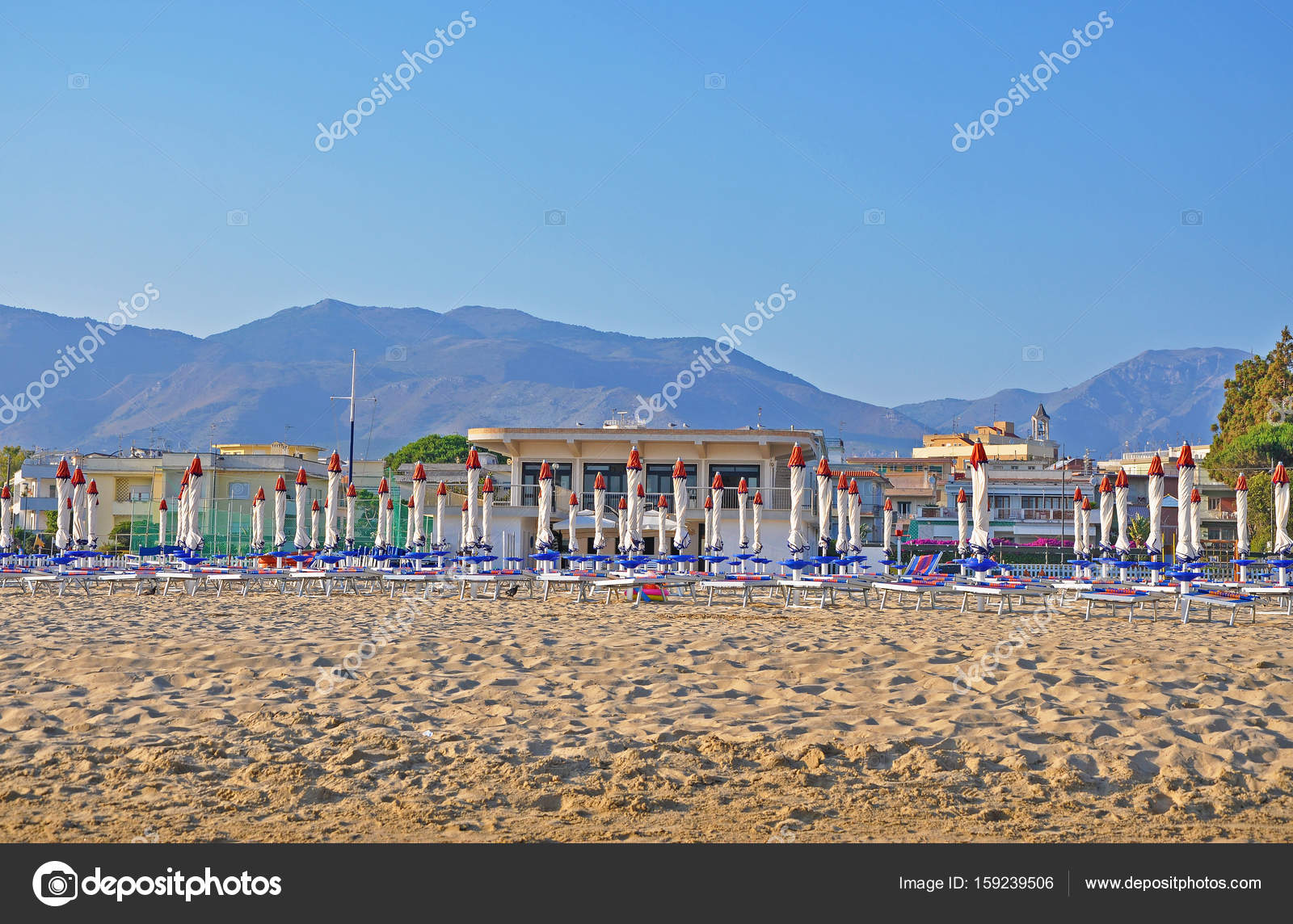 Accogliente Pulito Spiaggia Di Gaeta Con Le Montagne Sullo