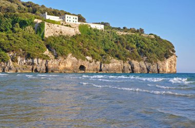 Sessiz bir plaj Gaeta içinde kapsayan kaya,