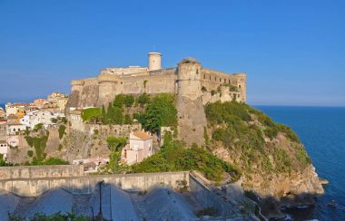 Gaeta zaptedilemez kale batan güneşin ışınları