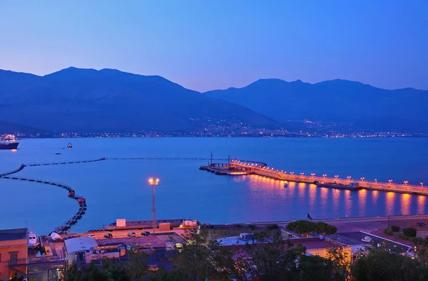 Dağlar ve deniz side resort g'in gece manzaralarına