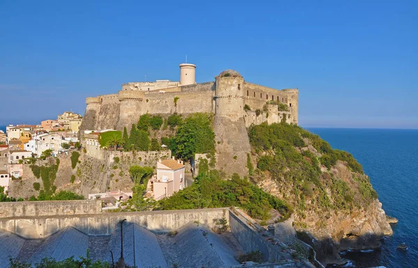 Απόρθητο κάστρο της Gaeta στις ακτίνες του ήλιου ρύθμιση — Φωτογραφία Αρχείου