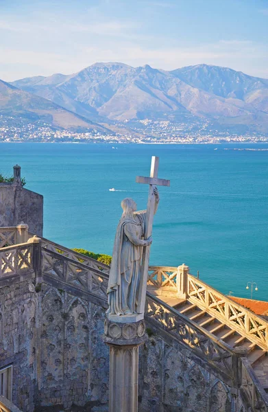 Statue in front Cathedral Tempio di San Francesco in Gaeta Εικόνα Αρχείου