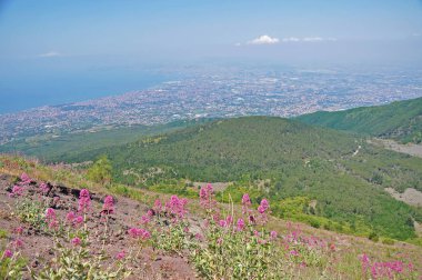 Napoli ve Vesuvius yükseklikleri dağlardan görünümü