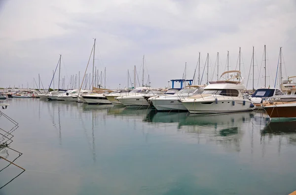 Puerto deportivo nocturno en Salerno — Foto de Stock